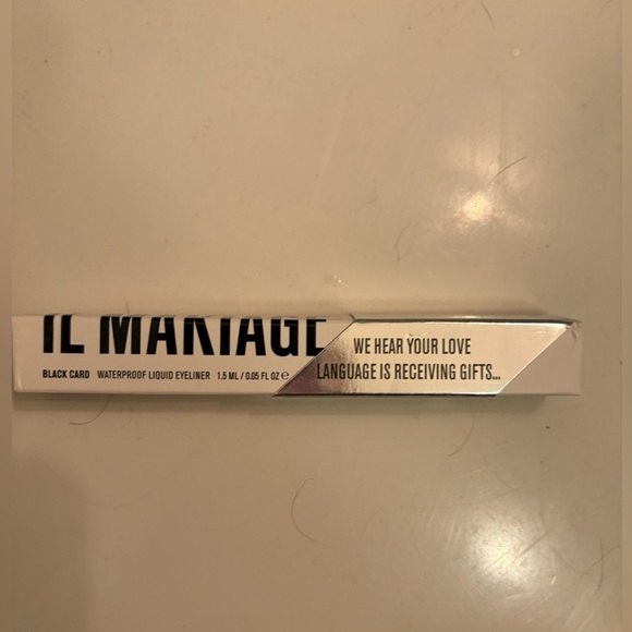 IL MAKIAGE BLACK CARD LIQUID EYELINER
ULTRA-BLACK WATERPROOF LINER - Picture 3 of 4